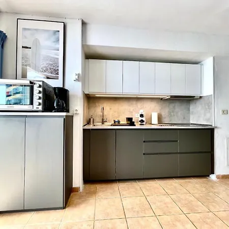 Beachfront With Ocean Views Apartament *